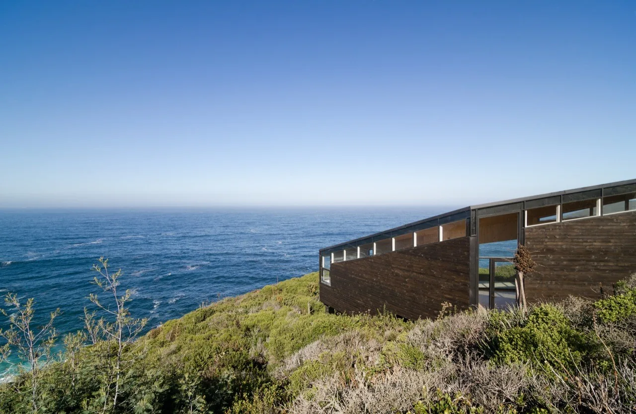 Casa de madera frente al mar
